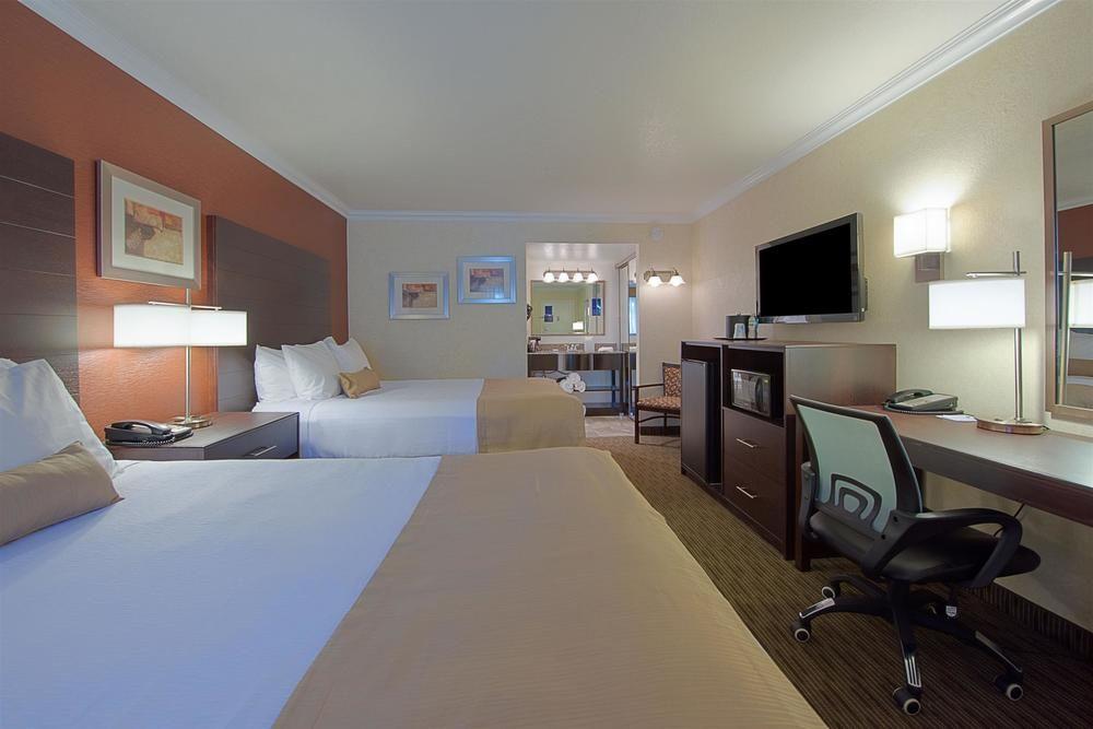 Best Western Innsuites Phoenix Hotel & Suites Экстерьер фото
