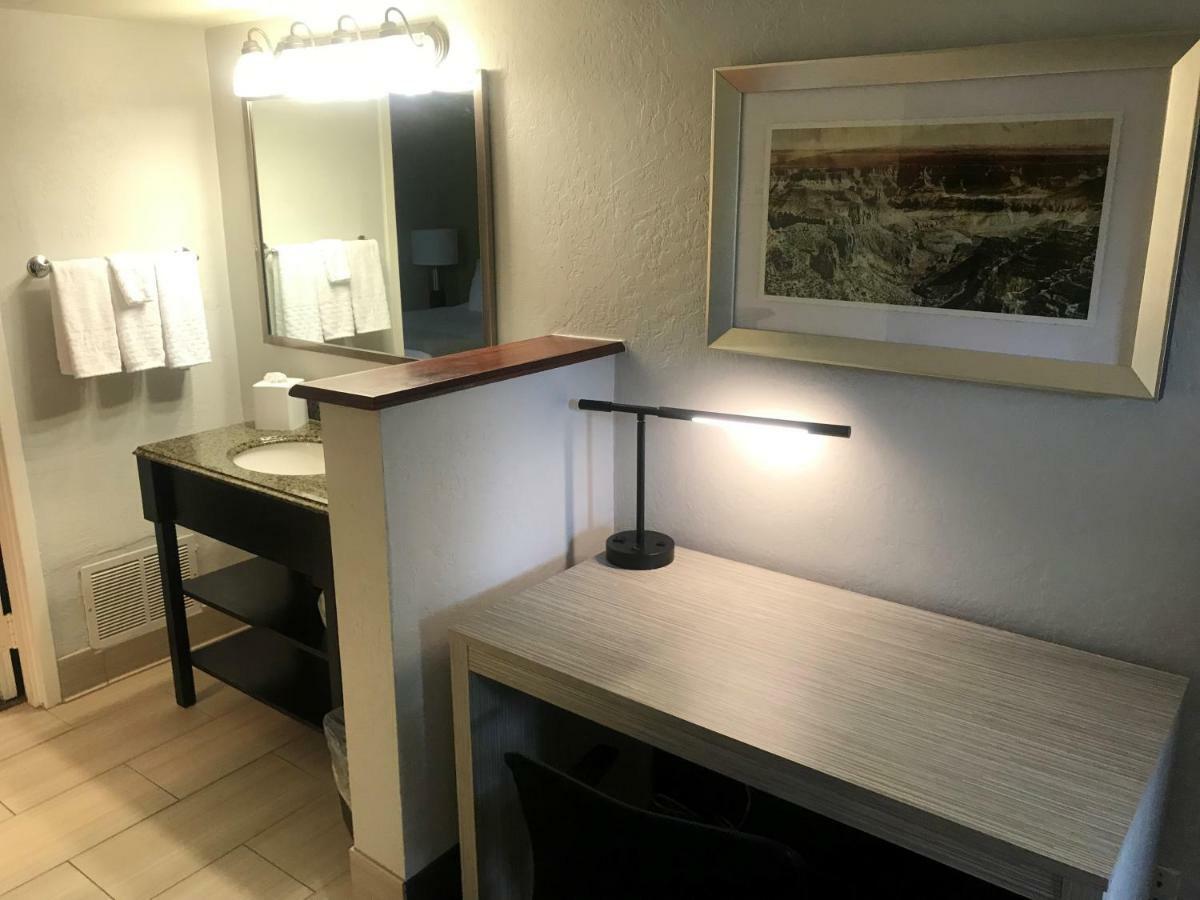 Best Western Innsuites Phoenix Hotel & Suites Экстерьер фото